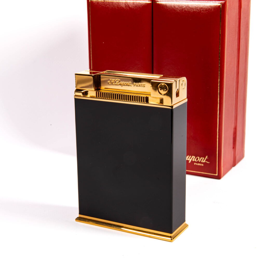 Vintage S.T. Dupont Jeroboam table lighter in black lacquer with gold plated top